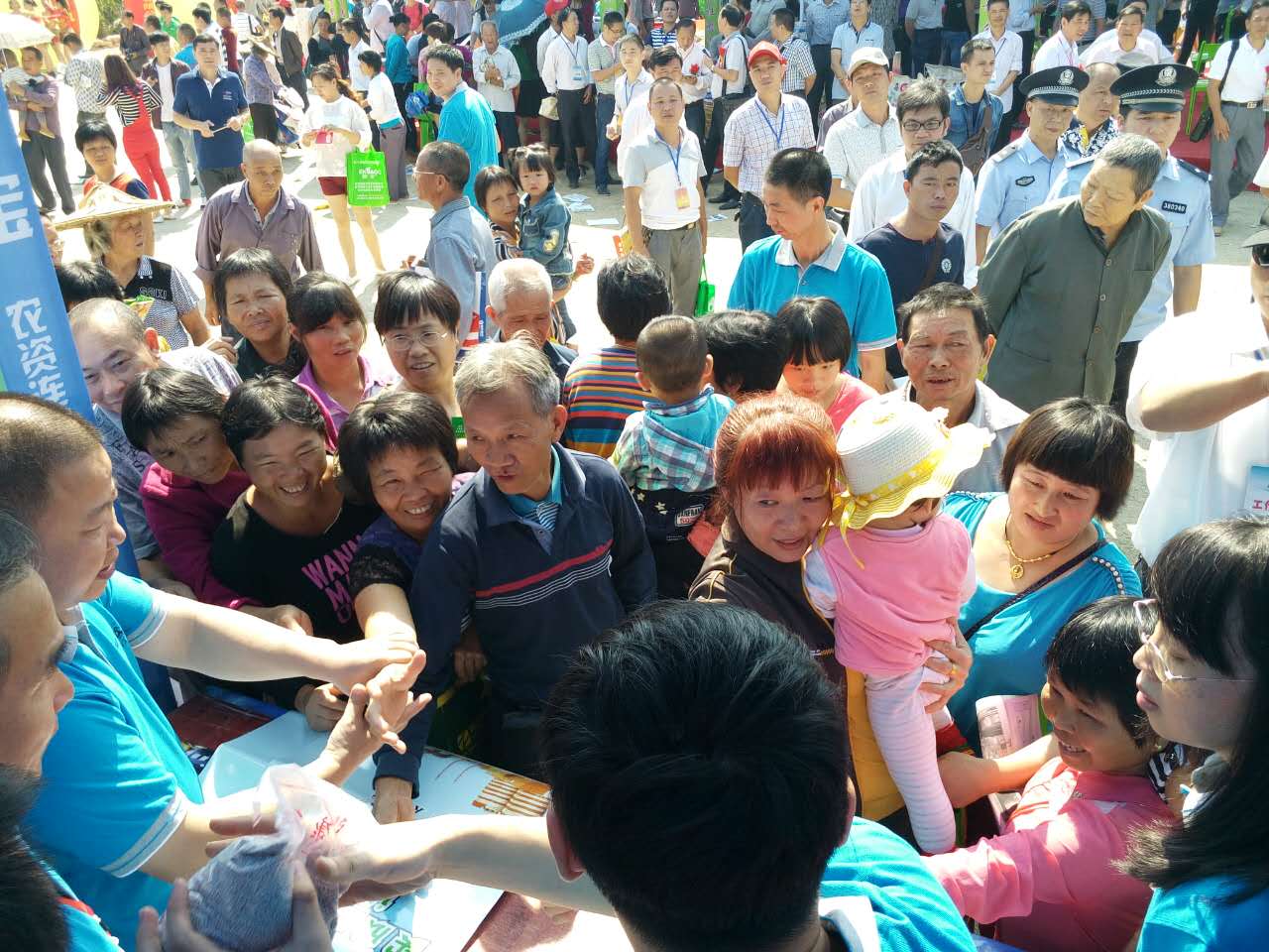 省農(nóng)資流通協(xié)會主辦、集團(tuán)公司協(xié)辦的第八屆海峽兩岸﹙福建平和﹚農(nóng)資農(nóng)機(jī)“五新”技術(shù)推廣活動成功舉辦