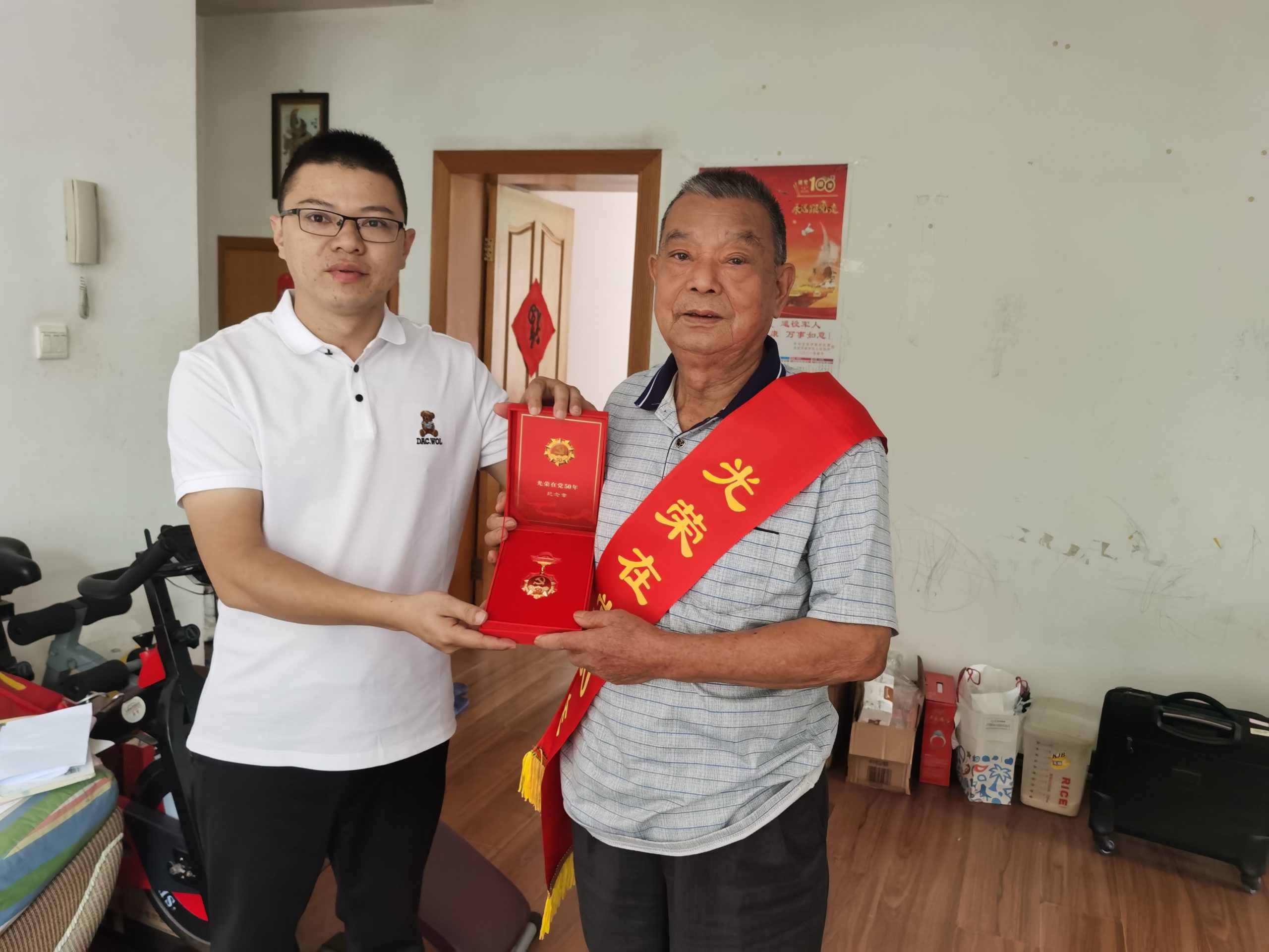 集團公司開展“光榮在黨50年”紀念章頒發(fā)暨七一走訪慰問活動