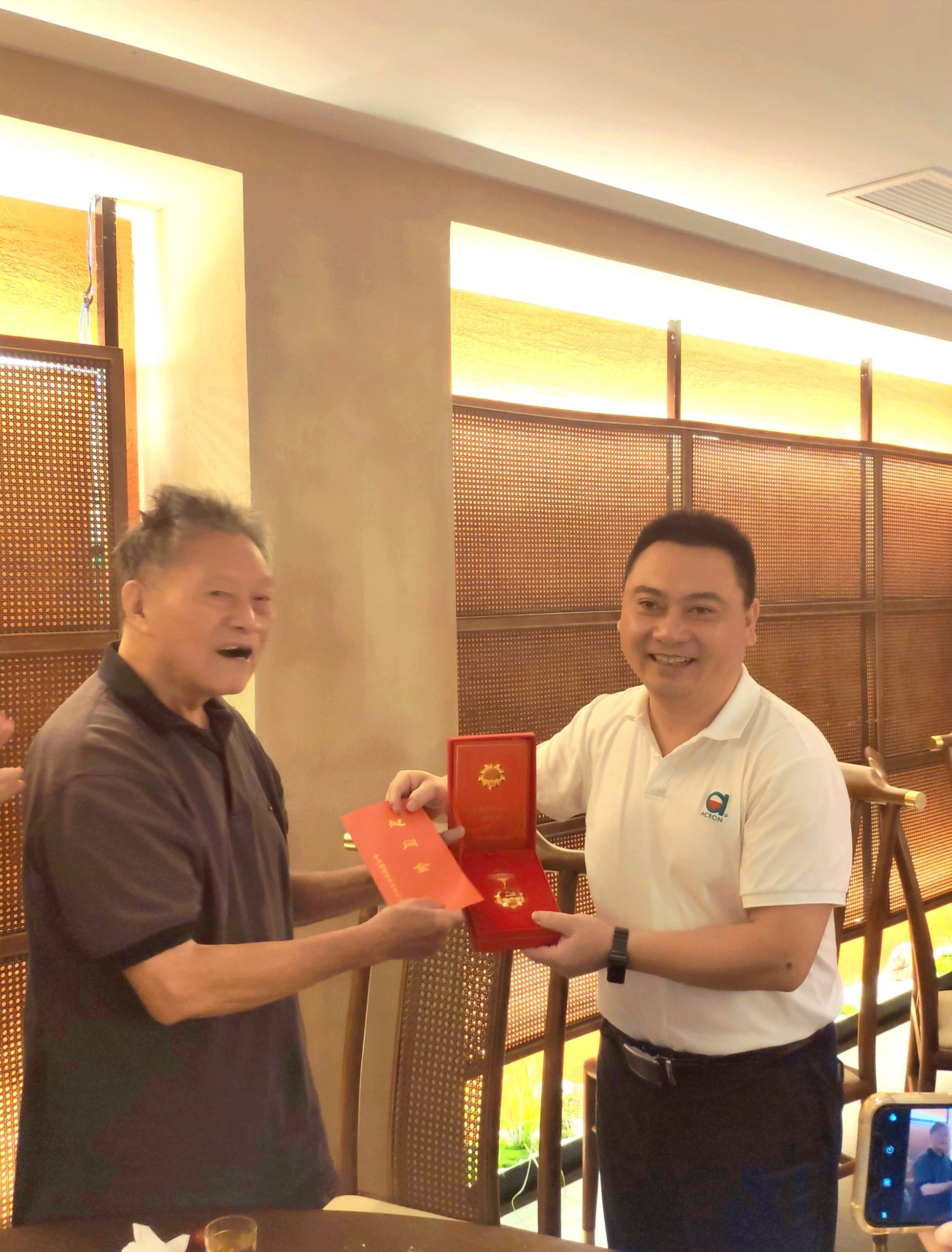 集團公司開展“光榮在黨50年”紀念章頒發(fā)暨七一走訪慰問活動